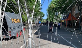 Petugas berjaga saat massa Aksi Reuni PA 212 bergerak ke arah Jalan Sudirman, Kamis (2/12). Foto: Nugroho GN/kumparan