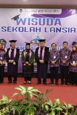 Sekolah Lansia, Kenakan Toga Ratusan Lansia Di Kabupaten Tangerang Di Wisuda 