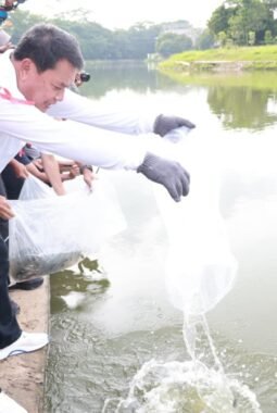 Peringatan Enam Momentum, Bupati Tangerang Lakukan Menebaran Bibit Ikan 