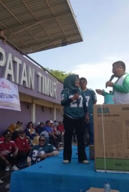 Peringati Hari Guru Ke-80 dan HUT PGRI, Ketua PGRI Sepatan Timur Adakan Giat Jalan Santai 