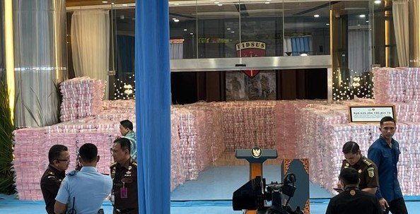 Foto: Kejaksaan Agung (Kejagung) mengungkap proses Penyusunan Gunungan uang senilai Rp 6,6 triliun yang diserahkan kepada negara. Rabu (24/12/2025).