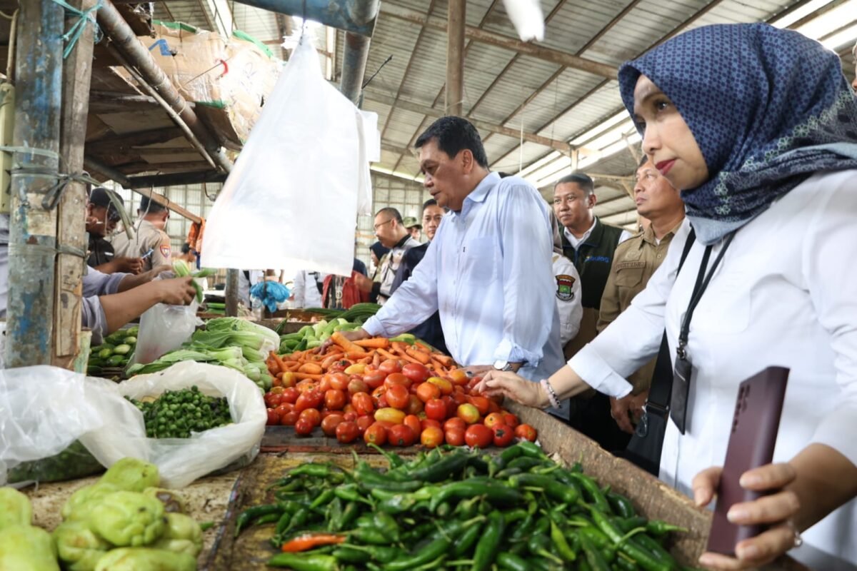 Bupati Tangerang Monitoring Harga dan Stok Kebutuhan Pokok di Pasar Mauk (foto/hms) 