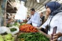 Bupati Tangerang Monitoring Harga dan Stok Kebutuhan Pokok di Pasar Mauk (foto/hms) 