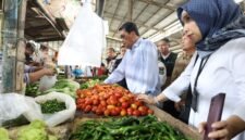Bupati Tangerang Monitoring Harga dan Stok Kebutuhan Pokok di Pasar Mauk (foto/hms) 