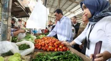 Bupati Tangerang Monitoring Harga dan Stok Kebutuhan Pokok di Pasar Mauk (foto/hms) 