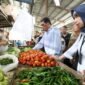Bupati Tangerang Monitoring Harga dan Stok Kebutuhan Pokok di Pasar Mauk (foto/hms) 