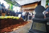 prosesiY pemakaman Meriyati Hoegeng atau Eyang Meri, istri dari mantan Kapolri Jenderal (Purn) Hoegeng Iman Santoso di Taman Pemakaman Bukan Umum (TPBU) Giritama, Tonjong, Bogor, Jawa Barat. (foto/Bidhumas) 