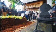 prosesiY pemakaman Meriyati Hoegeng atau Eyang Meri, istri dari mantan Kapolri Jenderal (Purn) Hoegeng Iman Santoso di Taman Pemakaman Bukan Umum (TPBU) Giritama, Tonjong, Bogor, Jawa Barat. (foto/Bidhumas) 