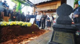prosesiY pemakaman Meriyati Hoegeng atau Eyang Meri, istri dari mantan Kapolri Jenderal (Purn) Hoegeng Iman Santoso di Taman Pemakaman Bukan Umum (TPBU) Giritama, Tonjong, Bogor, Jawa Barat. (foto/Bidhumas) 