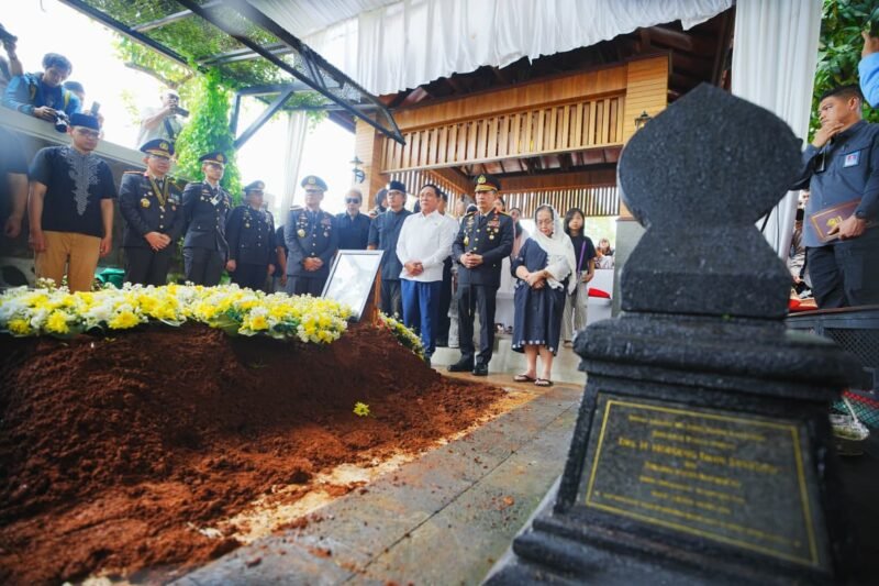 prosesiY pemakaman Meriyati Hoegeng atau Eyang Meri, istri dari mantan Kapolri Jenderal (Purn) Hoegeng Iman Santoso di Taman Pemakaman Bukan Umum (TPBU) Giritama, Tonjong, Bogor, Jawa Barat. (foto/Bidhumas) 
