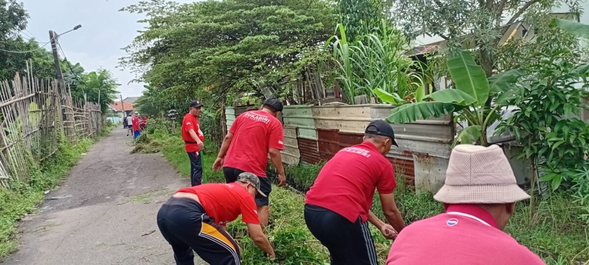 Program Jumat Bersih Pemerintah Desa Kosambi Kecamatan Sukadiri Kabupaten Tangerang