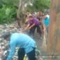 Proses pengangkatan dan pembersihan sampah yang menumpuk di sekitar pinggir kali Ciasin (foto/soleh) 