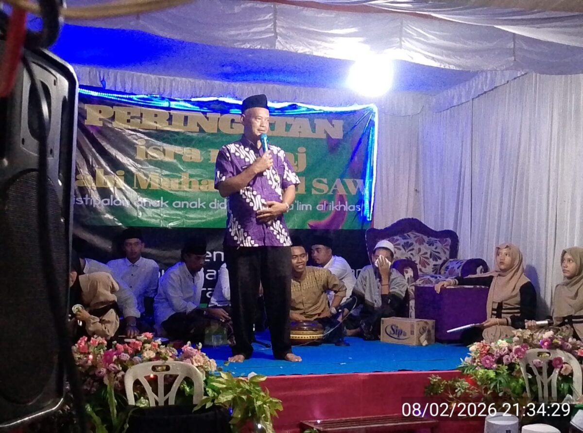 Nandang Safei Kasi Satpol PP saat hadiri Peringatan Isra Mi'raj Nabi Muhammad SAW di Majlis Ta'lim Al-Ikhlas (foto/slh)