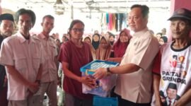 H.Saepudin Salurkan Bantuan Sembako Untuk Warga Musibah Banjir Di Kampung Lontar Pakuhaji Kabupaten Tangerang (foto/jml) 