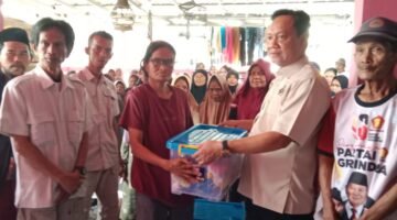 H.Saepudin Salurkan Bantuan Sembako Untuk Warga Musibah Banjir Di Kampung Lontar Pakuhaji Kabupaten Tangerang (foto/jml) 
