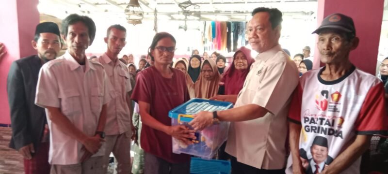 H.Saepudin Salurkan Bantuan Sembako Untuk Warga Musibah Banjir Di Kampung Lontar Pakuhaji Kabupaten Tangerang (foto/jml) 