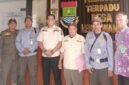 Kasi Trantibum dan Linmas Kecamatan Sepatan Timur dampingi Tim Monitoring Kabupaten Tangerang Kunjungi Tiga Desa (foto/slh) 