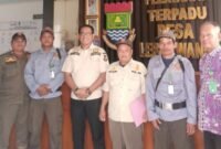 Kasi Trantibum dan Linmas Kecamatan Sepatan Timur dampingi Tim Monitoring Kabupaten Tangerang Kunjungi Tiga Desa (foto/slh) 