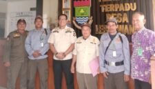 Kasi Trantibum dan Linmas Kecamatan Sepatan Timur dampingi Tim Monitoring Kabupaten Tangerang Kunjungi Tiga Desa (foto/slh) 