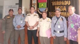 Kasi Trantibum dan Linmas Kecamatan Sepatan Timur dampingi Tim Monitoring Kabupaten Tangerang Kunjungi Tiga Desa (foto/slh) 
