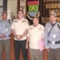 Kasi Trantibum dan Linmas Kecamatan Sepatan Timur dampingi Tim Monitoring Kabupaten Tangerang Kunjungi Tiga Desa (foto/slh) 