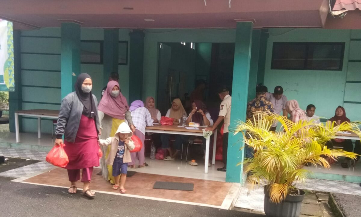 Penyelenggaraan Gerakan Pasar Murah (GPM) di Kecamatan Sepatan Timur Kabupaten Tangerang (foto/slh)