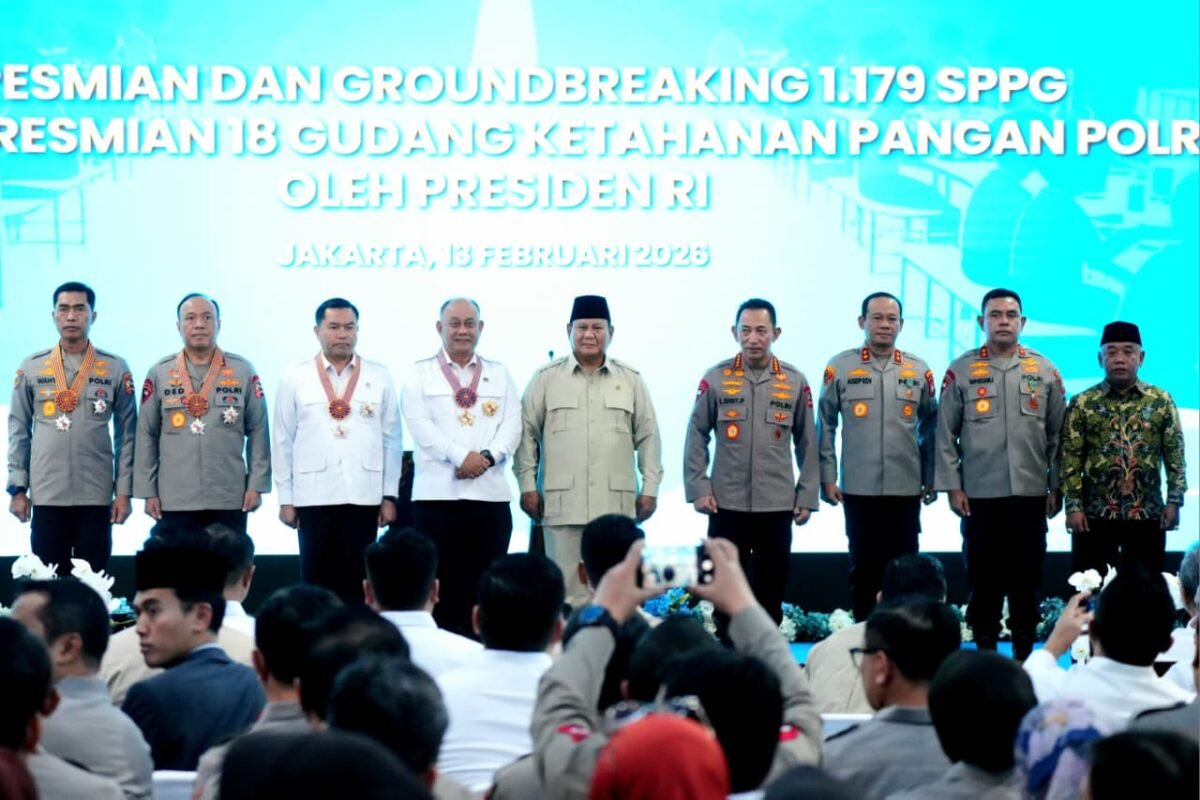 Presiden Prabowo Anugerahkan Bintang Jasa Dan Satyalancana Wira Karya Kepada Penggerak MBG dan SPPG Polri (foto/Bidhumas)