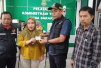 Camat Sepatan pantau Layanan Adminduk Jemput Bola di Pemerintah Desa Sarakan (foto/jml) 