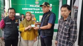 Camat Sepatan pantau Layanan Adminduk Jemput Bola di Pemerintah Desa Sarakan (foto/jml) 