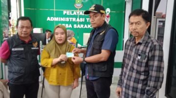 Camat Sepatan pantau Layanan Adminduk Jemput Bola di Pemerintah Desa Sarakan (foto/jml) 