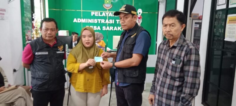 Camat Sepatan pantau Layanan Adminduk Jemput Bola di Pemerintah Desa Sarakan (foto/jml) 