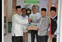 Kepala KUA, DMI Dan PMI Sepatan Timur dalam Giat Bersih Bersih Masjid (foto/slh) 
