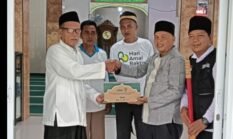 Menyambut Bulan Suci Ramadhan Kepala KUA, DMI Dan PMI Sepatan Timur Giat Bersih Bersih Masjid