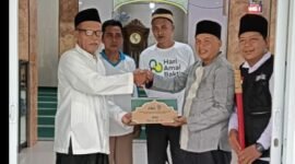 Kepala KUA, DMI Dan PMI Sepatan Timur dalam Giat Bersih Bersih Masjid (foto/slh) 