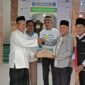 Kepala KUA, DMI Dan PMI Sepatan Timur dalam Giat Bersih Bersih Masjid (foto/slh) 
