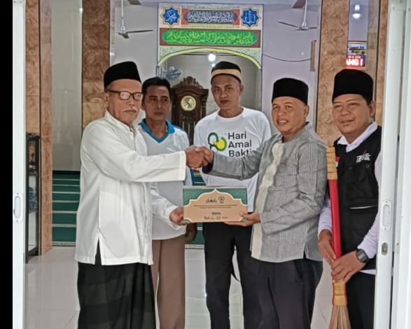 Kepala KUA, DMI Dan PMI Sepatan Timur dalam Giat Bersih Bersih Masjid (foto/slh) 
