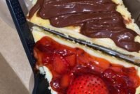 Kue Cheesecake Lumer Topping Coklat & Stroberi (foto/istimewa) 