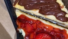 Kue Cheesecake Lumer Topping Coklat & Stroberi (foto/istimewa) 