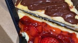 Kue Cheesecake Lumer Topping Coklat & Stroberi (foto/istimewa) 