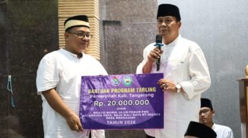 Bupati Tangerang Tarawih Keliling Di Masjid Nurul Ulum PWS Margasari (foto/jml) 