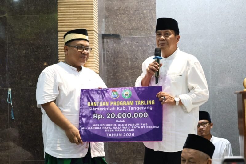 Bupati Tangerang Tarawih Keliling Di Masjid Nurul Ulum PWS Margasari (foto/jml) 