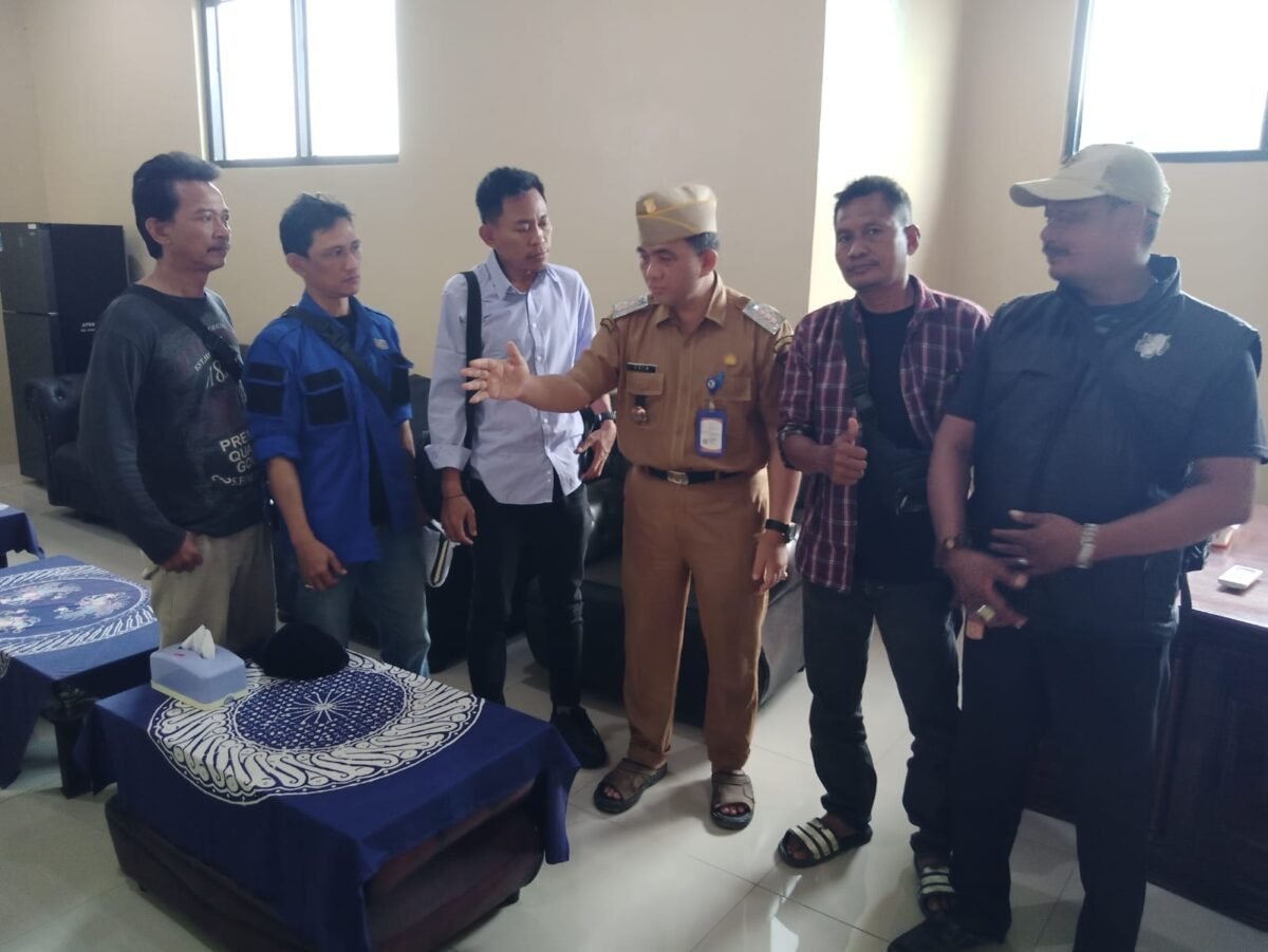 Program Ramadhan 1447 H, Pokja Wartawan Gunung Kaler-Kresek Silaturahmi Dengan Camat (foto/heri)