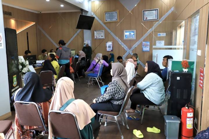 Suasana Pelayanan di Kantor Dinas Sosial Kota Tangerang (foto/hms) 