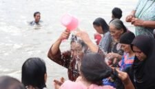 Tradisi warga Keramas Bareng di bantaran Sungai Cisadane (foto/hms)