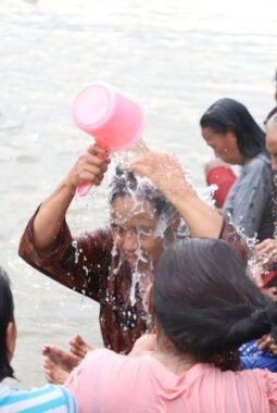 Jelang Ramadhan Warga Babakan Keramas Barang di Sungai Cisadane 