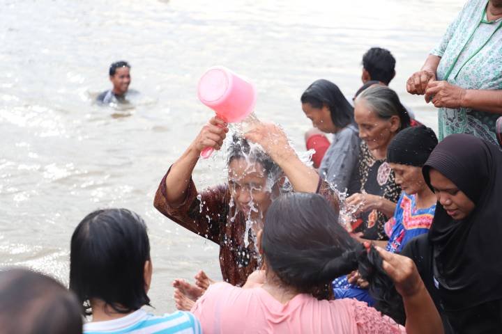 Tradisi warga Keramas Bareng di bantaran Sungai Cisadane (foto/hms) 