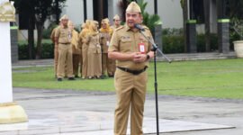 Sekretaris Daerah (Sekda) Kabupaten Tangerang, Provinsi Banten Soma Atmaja, memimpin apel awal bulan Februari (foto/hms) 