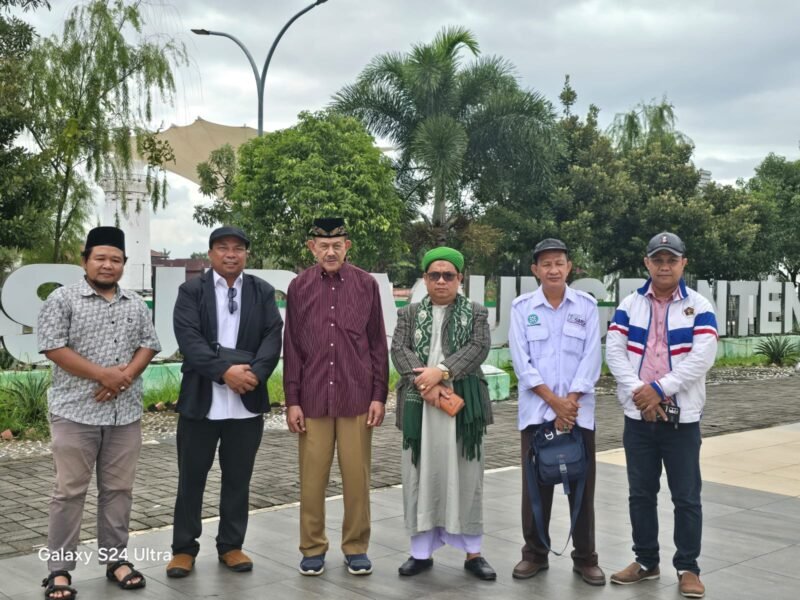 Ketua SMSI Provinsi Banten sekaligus Penasehat PWI Banten, Lesman Bangun, jajaran pengurus melakukan pengecekan lokasi di Museum Banten dan Kawasan Kesultanan Banten Lama (foto/istimewa) 