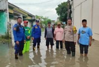 Pemerintah Kecamatan Sepatan Timur Kabupaten Tangerang saat Tinjau Banjir Di tiga desa (foto/soleh) 