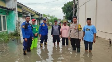 Pemerintah Kecamatan Sepatan Timur Kabupaten Tangerang saat Tinjau Banjir Di tiga desa (foto/soleh) 